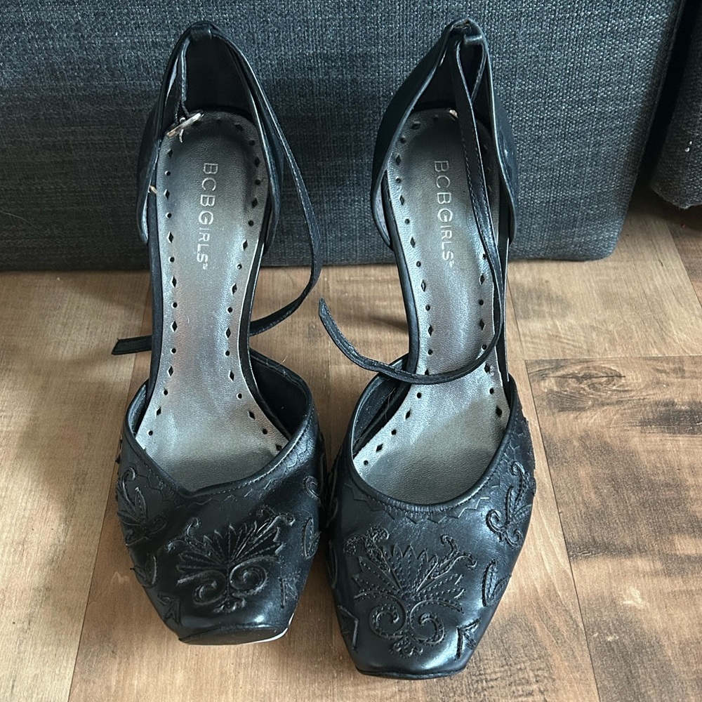 Beautiful vintage detailed BCBGirls Pumps